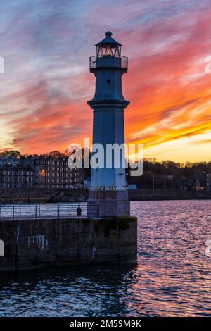 Newhaven Lighthouse bei Sonnenuntergang – Newhaven, Edinburgh, Schottland, Großbritannien Stockfoto