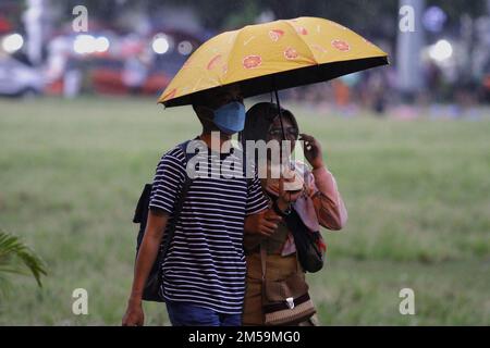 27. Dezember 2022, Yogyakarta, Sonderregion von Yogyakarta, Indonesien: Die Menschen benutzen Regenschirme, wenn es in Yogyakarta regnet. Die National Disaster Management Agency (BNPB) erinnert die Menschen daran, bei extremen Wetterbedingungen, wie starkem Regen, Überschwemmungen und Stürmen, nicht auf Reisen oder Jahresferien zu bestehen. BNPB prognostiziert extreme Wetterbedingungen in Form von starkem Regen und Stürmen am Mittwoch (28. Oktober 12) morgen. BNPB wird außerdem Wettermodifizierungstechnologien einsetzen, um extremen Wetterbedingungen vorzubeugen. Die Agentur für Meteorologie, Klimatologie und Geophysik (BMKG) forderte die Öffentlichkeit ebenfalls auf, sich über t zu informieren Stockfoto