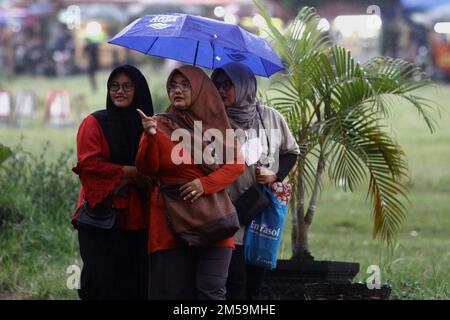 27. Dezember 2022, Yogyakarta, Sonderregion von Yogyakarta, Indonesien: Die Menschen benutzen Regenschirme, wenn es in Yogyakarta regnet. Die National Disaster Management Agency (BNPB) erinnert die Menschen daran, bei extremen Wetterbedingungen, wie starkem Regen, Überschwemmungen und Stürmen, nicht auf Reisen oder Jahresferien zu bestehen. BNPB prognostiziert extreme Wetterbedingungen in Form von starkem Regen und Stürmen am Mittwoch (28. Oktober 12) morgen. BNPB wird außerdem Wettermodifizierungstechnologien einsetzen, um extremen Wetterbedingungen vorzubeugen. Die Agentur für Meteorologie, Klimatologie und Geophysik (BMKG) forderte die Öffentlichkeit ebenfalls auf, sich über t zu informieren Stockfoto