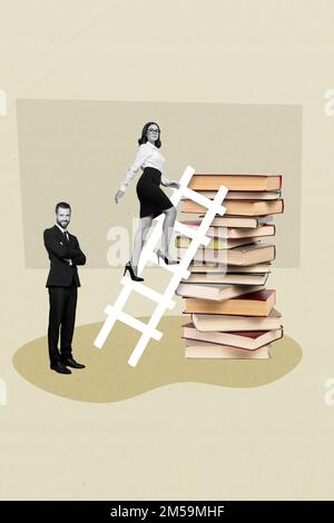 Vertikale Collage Bild von zwei schwarzen weißen Farben Geschäftsleute kreuzten die Hand und kletterten die große Stapel-Bücherleiter isoliert auf dem Zeichnungshintergrund Stockfoto