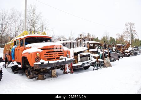 Explodierte Autos von Energiearbeitern in Tschernihiv Stockfoto