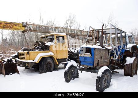 Explodierte Autos von Energiearbeitern in Tschernihiv Stockfoto