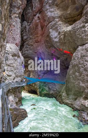 Hängendes Netz über dem Fluss im GletscherCanyon in Grindelwald, Schweiz Stockfoto