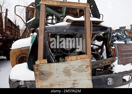 Explodierte Autos von Energiearbeitern in Tschernihiv Stockfoto