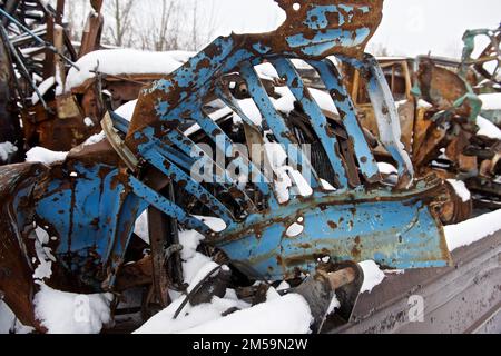 Explodierte Autos von Energiearbeitern in Tschernihiv Stockfoto