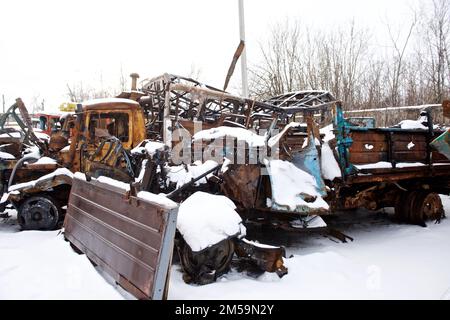 Explodierte Autos von Energiearbeitern in Tschernihiv Stockfoto