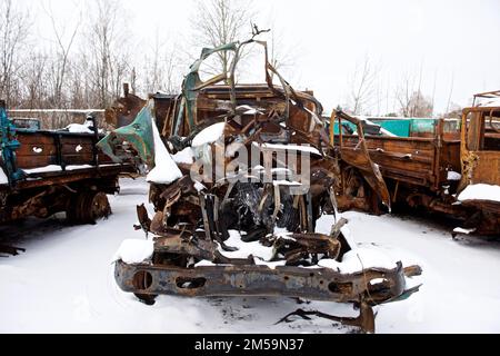 Explodierte Autos von Energiearbeitern in Tschernihiv Stockfoto