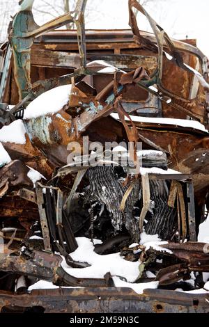 Explodierte Autos von Energiearbeitern in Tschernihiv Stockfoto