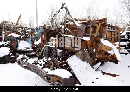 Explodierte Autos von Energiearbeitern in Tschernihiv Stockfoto