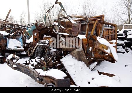 Explodierte Autos von Energiearbeitern in Tschernihiv Stockfoto