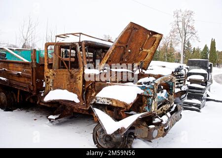 Explodierte Autos von Energiearbeitern in Tschernihiv Stockfoto