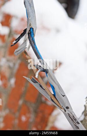 Zerbrochene Kabel der ukrainischen Stromnetze nach dem Beschuss durch russische Besatzungstruppen Stockfoto