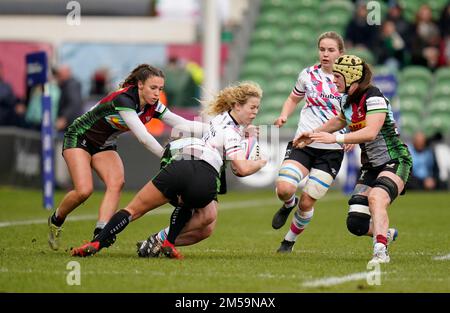 Bristols Bears' Grace White (3. rechts) wird von Harlequins' Emily Scott während des Allianz Premier 15s-Spiels im Twickenham Stoop Stadium, London, angegriffen. Foto: Dienstag, 27. Dezember 2022. Stockfoto