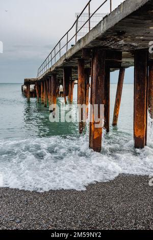 Alter, kaputter Pier am Strand von Aluschta. Krim Stockfoto