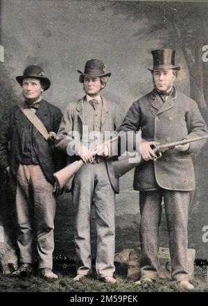 Vintage-Farbfoto, drei Männer mit Schrotflinten, Jagd, Jäger, Bowler und Hut, englischer c. 1870er, viktorianischer Sport des 19. Jahrhunderts Stockfoto