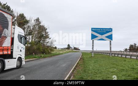 Riesig,groß,groß,massiv,Willkommen in Schottland,Failte gu Alba,Flagge,auch bekannt als Saltire, stammt aus dem 12. Jahrhundert,Beschilderung,Wegweiser,AT,Grenze,zwischen Schottland und dem Verlassen Englands,Flagge,auch bekannt als Saint Andrew's Cross, oder die Crux Decussata, ist ein heraldisches Symbol in Form eines diagonalen Kreuzes. Stockfoto