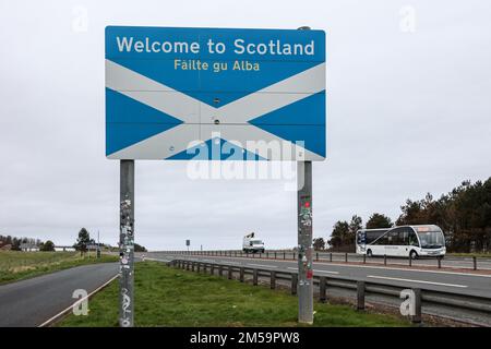 Riesig,groß,groß,massiv,Willkommen in Schottland,Failte gu Alba,Flagge,auch bekannt als Saltire, stammt aus dem 12. Jahrhundert,Beschilderung,Wegweiser,AT,Grenze,zwischen Schottland und dem Verlassen Englands,Flagge,auch bekannt als Saint Andrew's Cross, oder die Crux Decussata, ist ein heraldisches Symbol in Form eines diagonalen Kreuzes. Stockfoto