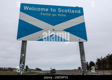 Riesig,groß,groß,massiv,Willkommen in Schottland,Failte gu Alba,Flagge,auch bekannt als Saltire, stammt aus dem 12. Jahrhundert,Beschilderung,Wegweiser,AT,Grenze,zwischen Schottland und dem Verlassen Englands,Flagge,auch bekannt als Saint Andrew's Cross, oder die Crux Decussata, ist ein heraldisches Symbol in Form eines diagonalen Kreuzes. Stockfoto