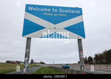 Riesig,groß,groß,massiv,Willkommen in Schottland,Failte gu Alba,Flagge,auch bekannt als Saltire, stammt aus dem 12. Jahrhundert,Beschilderung,Wegweiser,AT,Grenze,zwischen Schottland und dem Verlassen Englands,Flagge,auch bekannt als Saint Andrew's Cross, oder die Crux Decussata, ist ein heraldisches Symbol in Form eines diagonalen Kreuzes. Stockfoto