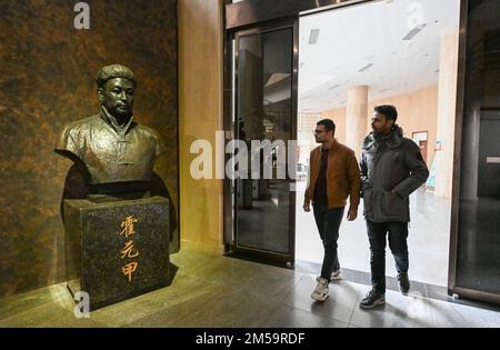 (221227) -- TIANJIN, 27. Dezember 2022 (Xinhua) -- Muhammad Nabil (R) besucht eine Gedenkhalle zum Gedenken an die Kung-Fu-Legende Huo Yuanjia mit seinem Freund in der Stadt Jingwu im Bezirk Xiqing in Nordchina Tianjin, 25. Dezember 2022. Muhammad Nabil ist ein pakistanischer Student an der Nankai-Universität in Tianjin. 2018 entschied er sich, nach Tianjin zu kommen, um für seinen Doktortitel zu studieren, nicht nur, um hier eine gute Ausbildung zu erreichen, sondern auch, um seinen Traum zu erfüllen, die chinesische Kampfkunst, oder Kung Fu, zu jagen. Muhammad Nabil sagte, er sei ein Fan von Huo Yuanjia, einem bekannten chinesischen Meister der Kampfkunst, geworden, nachdem er chinesisches Kung Fu gesehen hatte Stockfoto