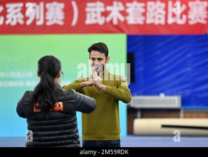 (221227) -- TIANJIN, 27. Dez. 2022 (Xinhua) -- Muhammad Nabil (R) übt Huo-Boxen mit Huo Jinghong in einem Kampfsportstudio im Bezirk Xiqing, Nordchina Tianjin, 25. Dez. 2022. Muhammad Nabil ist ein pakistanischer Student an der Nankai-Universität in Tianjin. 2018 entschied er sich, nach Tianjin zu kommen, um für seinen Doktortitel zu studieren, nicht nur, um hier eine gute Ausbildung zu erreichen, sondern auch, um seinen Traum zu erfüllen, die chinesische Kampfkunst, oder Kung Fu, zu jagen. Muhammad Nabil sagte, er sei ein Fan von Huo Yuanjia, einem renommierten chinesischen Meister der Kampfkunst, geworden, nachdem er sich chinesische Kung-Fu-Filme in Pakistan angeschaut hatte. Während seines Stockfoto