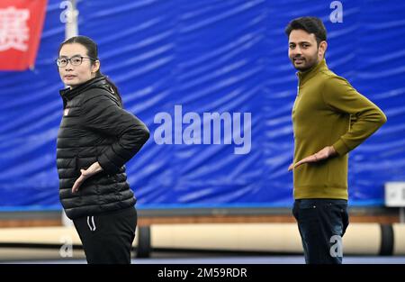 (221227) -- TIANJIN, 27. Dez. 2022 (Xinhua) -- Muhammad Nabil (R) übt Huo-Boxen mit Huo Jinghong in einem Kampfsportstudio im Bezirk Xiqing, Nordchina Tianjin, 25. Dez. 2022. Muhammad Nabil ist ein pakistanischer Student an der Nankai-Universität in Tianjin. 2018 entschied er sich, nach Tianjin zu kommen, um für seinen Doktortitel zu studieren, nicht nur, um hier eine gute Ausbildung zu erreichen, sondern auch, um seinen Traum zu erfüllen, die chinesische Kampfkunst, oder Kung Fu, zu jagen. Muhammad Nabil sagte, er sei ein Fan von Huo Yuanjia, einem renommierten chinesischen Meister der Kampfkunst, geworden, nachdem er sich chinesische Kung-Fu-Filme in Pakistan angeschaut hatte. Während seines Stockfoto