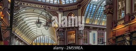 LONDON, Großbritannien - 25. AUGUST 2017: Panoramablick auf das Innere des Dachs und die kunstvoll verzierten Lampen des Leadenhall Market in der City of London Stockfoto