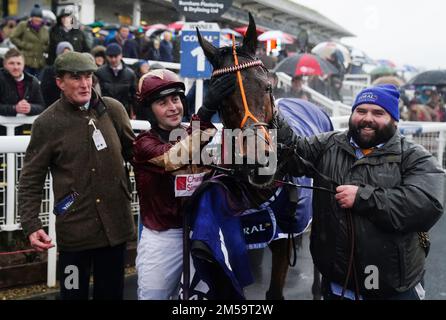 Die beiden Amigos und der Jockey David Prichard, nachdem sie die Coral Welsh Grand National Handicap Chase auf der Rennbahn Chepstow, Monmouthshire, gewonnen haben. Foto: Dienstag, 27. Dezember 2022. Stockfoto