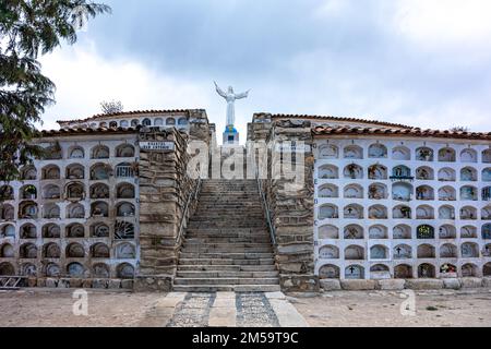 Yungay, Peru - September 16,2022: Friedhof in der Stadt Yungay unter dem Berg Huascaran in Peru Stockfoto