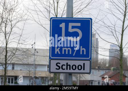 Nahbereichsgrenze 15 KM Schild an Einer Schule in Amsterdam Niederlande 24-12-2022 Stockfoto