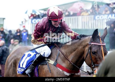 Die beiden Amigos, die von David Prichard gefahren wurden, nachdem sie den Coral Welsh Grand National Handicap Chase auf der Rennbahn Chepstow, Monmouthshire, gewonnen hatten. Foto: Dienstag, 27. Dezember 2022. Stockfoto