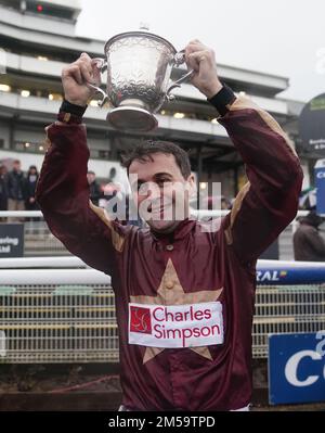 David Prichard nach dem Sieg der Coral Welsh Grand National Handicap Chase auf den beiden Amigos auf der Rennbahn Chepstow, Monmouthshire. Foto: Dienstag, 27. Dezember 2022. Stockfoto