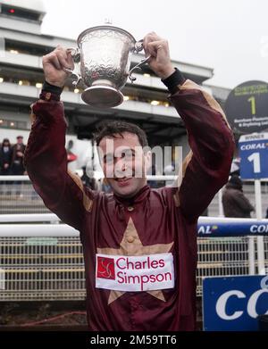 David Prichard nach dem Sieg der Coral Welsh Grand National Handicap Chase auf den beiden Amigos auf der Rennbahn Chepstow, Monmouthshire. Foto: Dienstag, 27. Dezember 2022. Stockfoto