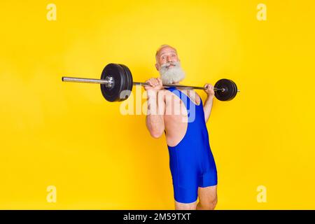 Foto einer fokussierten Person Tragen Sie Boxhandschuhe Stanzung isoliert auf gelbem Hintergrund Stockfoto