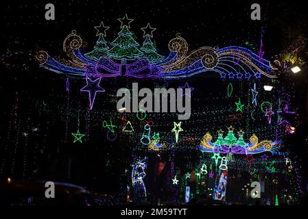 Die City Street ist während des Weihnachtsfestes mit LED-Licht dekoriert Stockfoto