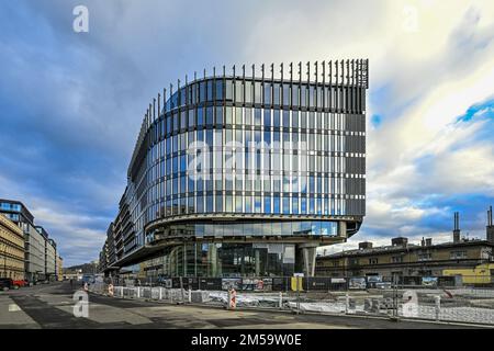 Am 27. Dezember 2022 wurde in der ein Bürogebäude mit Verkaufsfläche in der Nähe des Bahnhofs Masaryk in Prag, Tschechische Republik, errichtet Stockfoto