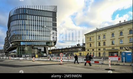 Am 27. Dezember 2022 wurde in der ein Bürogebäude mit Verkaufsfläche in der Nähe des Bahnhofs Masaryk in Prag, Tschechische Republik, errichtet Stockfoto