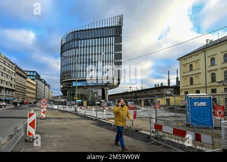 Am 27. Dezember 2022 wurde in der ein Bürogebäude mit Verkaufsfläche in der Nähe des Bahnhofs Masaryk in Prag, Tschechische Republik, errichtet Stockfoto