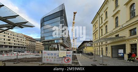 Am 27. Dezember 2022 wurde in der ein Bürogebäude mit Verkaufsfläche in der Nähe des Bahnhofs Masaryk in Prag, Tschechische Republik, errichtet Stockfoto