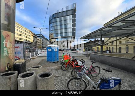 Am 27. Dezember 2022 wurde in der ein Bürogebäude mit Verkaufsfläche in der Nähe des Bahnhofs Masaryk in Prag, Tschechische Republik, errichtet Stockfoto