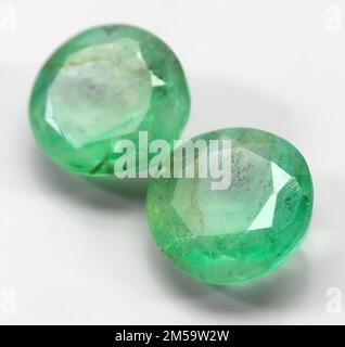 Natürlicher Edelsteingrüner Smaragd auf grauem Hintergrund Stockfoto