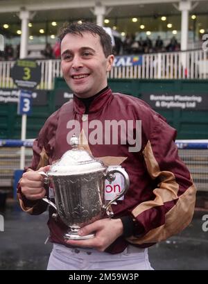 David Prichard nach dem Sieg der Coral Welsh Grand National Handicap Chase auf den beiden Amigos auf der Rennbahn Chepstow, Monmouthshire. Foto: Dienstag, 27. Dezember 2022. Stockfoto