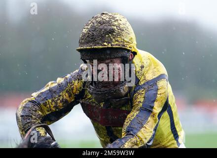 Movethechains, die von Jamie Moore während der Coral Welsh Grand National Handicap Chase auf der Rennbahn Chepstow, Monmouthshire, geritten wurden. Foto: Dienstag, 27. Dezember 2022. Stockfoto