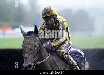 Movethechains, die von Jamie Moore während der Coral Welsh Grand National Handicap Chase auf der Rennbahn Chepstow, Monmouthshire, geritten wurden. Foto: Dienstag, 27. Dezember 2022. Stockfoto