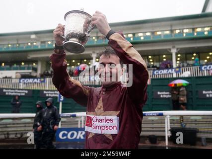 David Prichard nach dem Sieg der Coral Welsh Grand National Handicap Chase auf den beiden Amigos auf der Rennbahn Chepstow, Monmouthshire. Foto: Dienstag, 27. Dezember 2022. Stockfoto