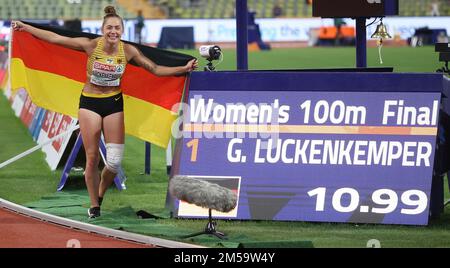 firo: 08/16/2022, Europameisterschaft, Europameisterschaft, 2022, 22, In München, München, Europameisterschaften, EM, 100 Meter Finale Frauen, Frauenjubel über Goldmedaille für Gina Luckenkemper, GER ist Europas neue Sprint-Königin mit deutscher Flagge vor der Anzeigetafel WorlDRIGHTS !!! Es gelten unsere allgemeinen Geschäftsbedingungen, die unter www.firosportphoto. Eingesehen werden können. Copyright by firo Sportphoto: Coesfelder Str. 207 D-48249 Dulmen www.firosportphoto.de mail@firosportphoto.de Kontodetails: (V olksbank B ochum - W itten ) IBAN : DE68430601290341117100 BIC : GENODEM1BOC Tel: 49-2594-9916004 Stockfoto