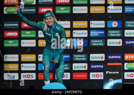 HEERENVEEN, NIEDERLANDE - DEZEMBER 27: Marijke Groenewoud von Team Albert Heijn Zaanlander reagiert während der Medaillenverleihung auf die Teilnahme an der Women's 500m während der KNSB Speed Skating NK Allround am 27. Dezember 2022 in Heerenveen, Niederlande (Foto von Douwe Bijlsma/Orange Pictures) Stockfoto