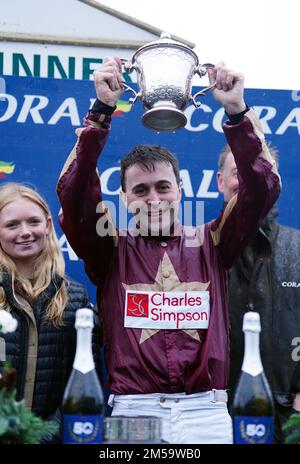 David Prichard nach dem Sieg der Coral Welsh Grand National Handicap Chase auf den beiden Amigos auf der Rennbahn Chepstow, Monmouthshire. Foto: Dienstag, 27. Dezember 2022. Stockfoto