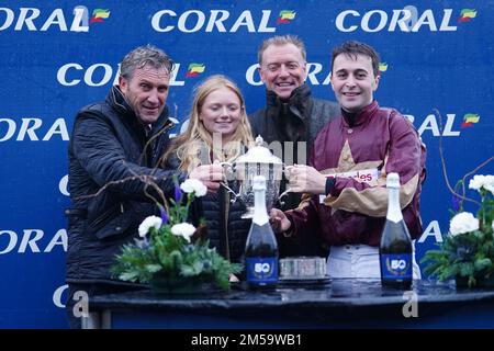 David Prichard feiert mit Connections, nachdem er den Coral Welsh Grand National Handicap Chase auf den beiden Amigos in Chepstow Racecourse, Monmouthshire, gewonnen hat. Foto: Dienstag, 27. Dezember 2022. Stockfoto