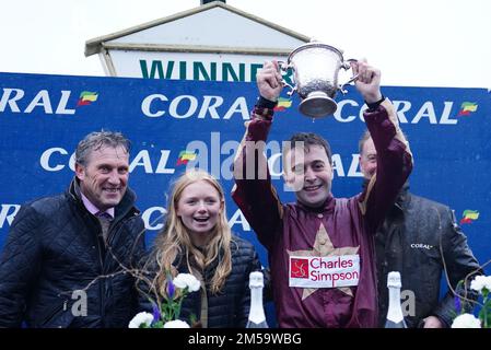 David Prichard feiert mit Connections, nachdem er den Coral Welsh Grand National Handicap Chase auf den beiden Amigos in Chepstow Racecourse, Monmouthshire, gewonnen hat. Foto: Dienstag, 27. Dezember 2022. Stockfoto